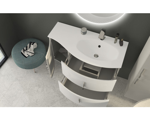 Kúpeľňa s umývadlovou skrinkou, otvorenou skrinkou a zásuvkami