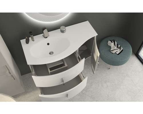 Kúpeľňová scéna s umývadlovou skrinkou, otvorenými zásuvkami a stoličkou