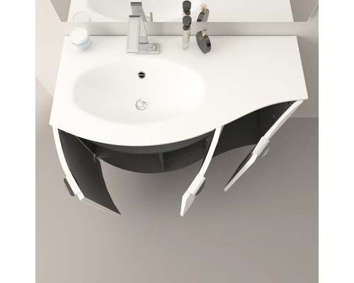 Umývadlo s umývadlovou skrinkou a otvorenými dvierkami.