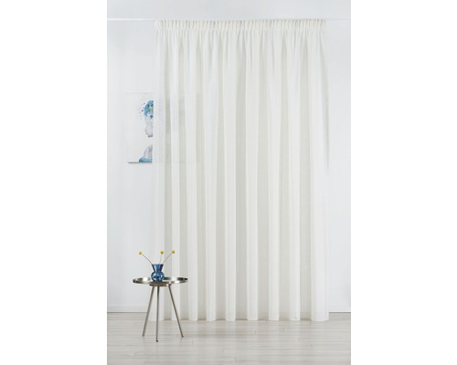 Pohľad do miestnosti s dlhým svetlým závesom visiacim na záclonovej tyči