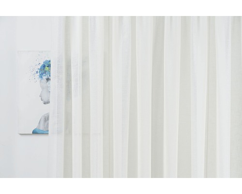 Biely záves s plátnom na stene