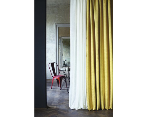 Scéna s bielymi a zlatými závesmi v miestnosti so stoličkou a stolom