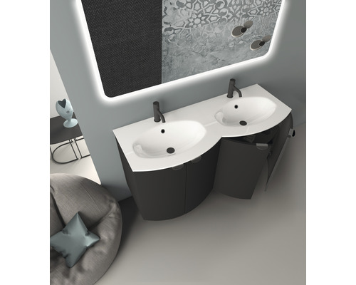 Dvojité umývadlo so skrinkou a osvetleným zrkadlom v kúpeľni.