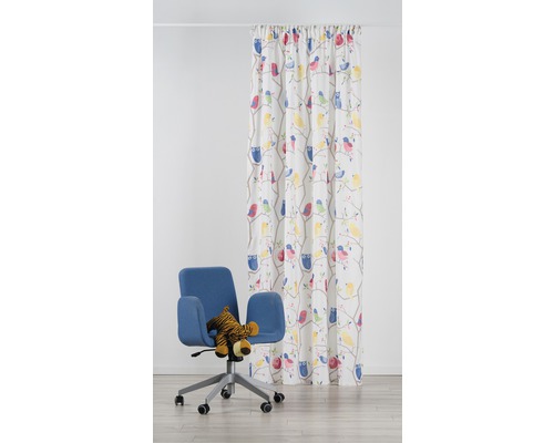 Záves so vzorom vtákov vedľa kancelárskej stoličky