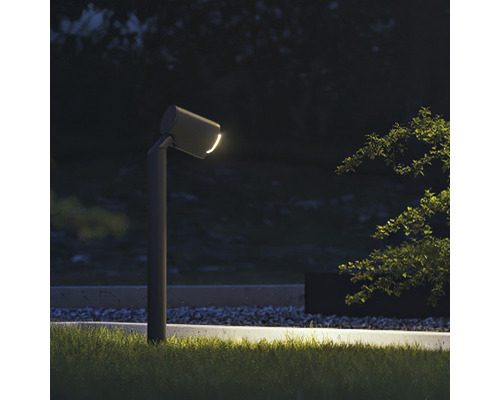 Záhradná scéna s okrúhlym, sivým stĺpikovým svietidlom z kovu