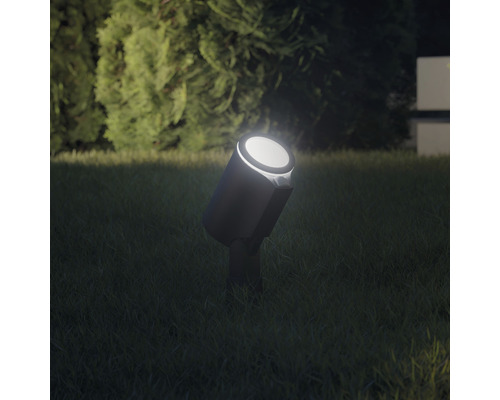 Záhradný reflektor na osvetlenie trávnika