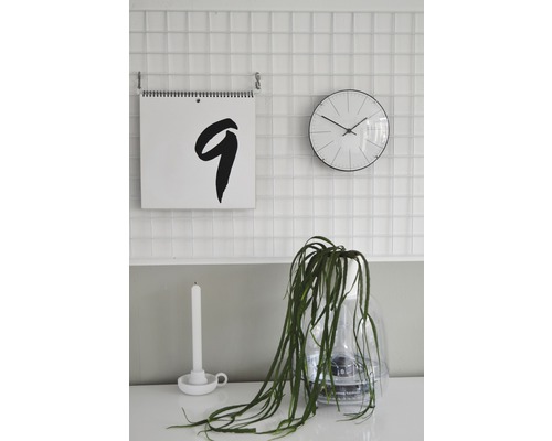 Nástenná dekorácia s kalendárom, hodinami, sviečkou a rastlinou v priehľadnom kvetináči