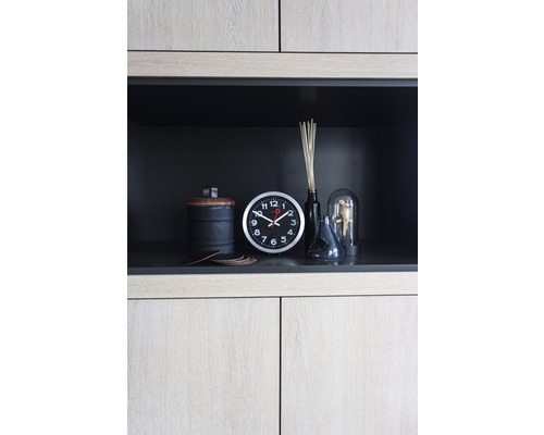 Dekoratívna polica s hodinami, dózou, vázami a dekoráciou