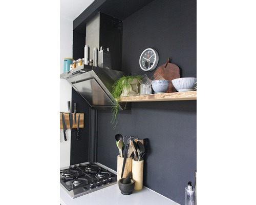 Kuchynská scéna so sporákom, odsávačom pár, kuchynským náčiním a nástennou policou