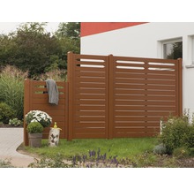 Drevený záhradný plot s horizontálnymi doskami ako zástena