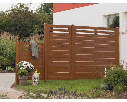 Drevený záhradný plot s horizontálnymi doskami ako zástena