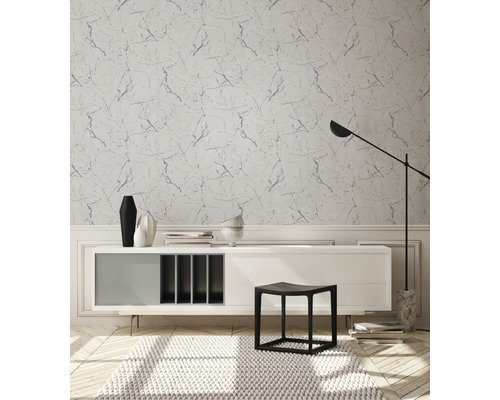 Obývacia izba s mramorovou tapetou, príborníkom, stoličkou a stojacou lampou