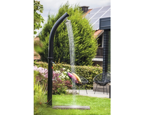 Záhradná scéna s vonkajšou sprchou, trávnikom a záhradným nábytkom