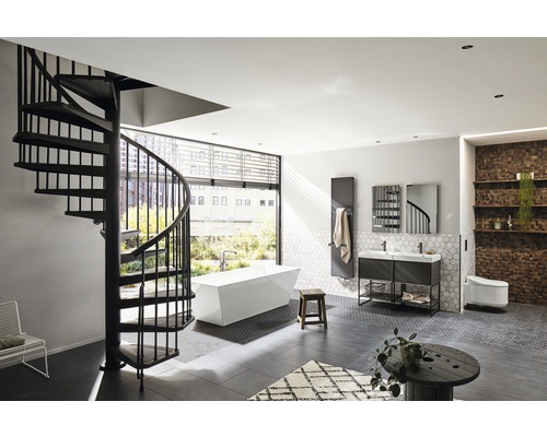 Svetlá kúpeľňa s točitým schodiskom, vaňou, umývadlom a nástenným radiátorom