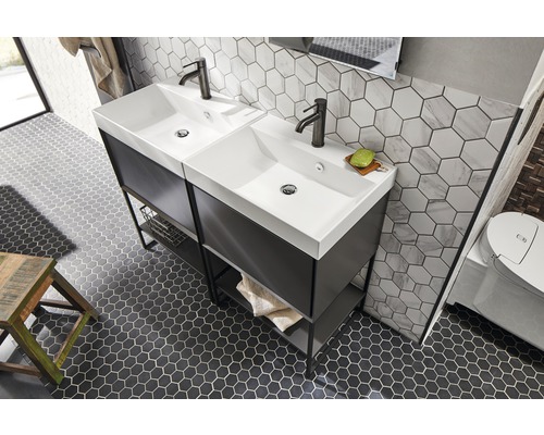 Kúpeľňa s dvojitým umývadlom, skrinkou pod umývadlo, vodovodnými batériami a šesťhrannými obkladmi na stene a podlahe