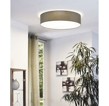 Izba s okrúhlym textilným stropným svietidlom