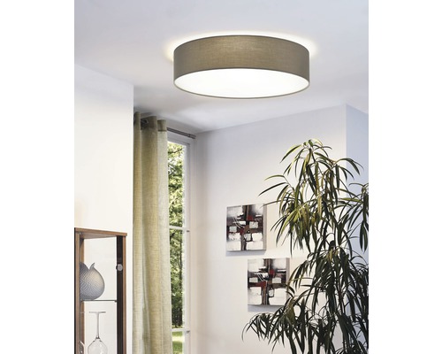 Izba s okrúhlym textilným stropným svietidlom