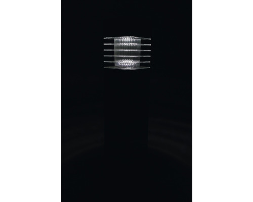 Dekoratívna stolná lampa s rebrovaným tienidlom
