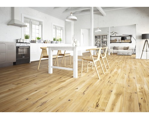 Svetlá obývacia izba s drevenou podlahou, jedálenským stolom a stoličkami