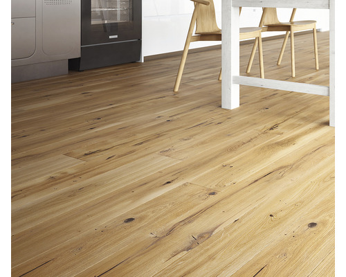 Drevené parkety položené v kuchyni pod stolom a stoličkami.