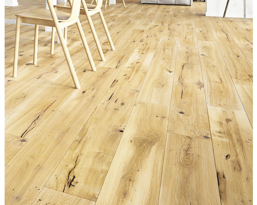 Položená drevená laminátová podlaha so stoličkami vo svetlej miestnosti