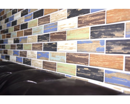 Obklad stien mozaikovými dlaždicami s dreveným vzhľadom