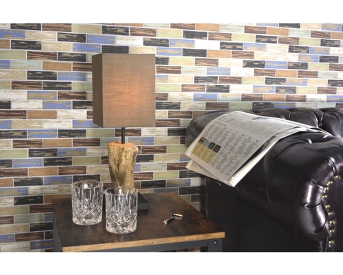 Obývacia izba s obkladom stien s dreveným vzhľadom, stolnou lampou a koženou pohovkou