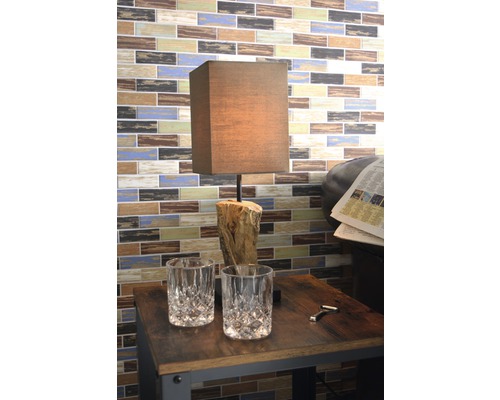 Dekoratívna scéna so stolnou lampou, dvoma pohármi a stolom