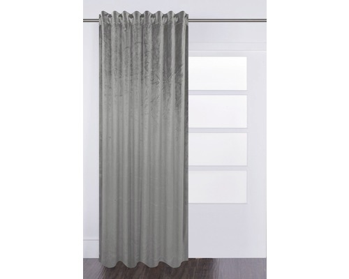 Sivý zatemňovací záves s očkami pred oknom