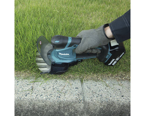 Vyžínač okrajov Makita sa používa na sekanie trávy pozdĺž betónového okraja