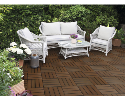 Súprava záhradného nábytku na terasových dlaždiciach vonku.