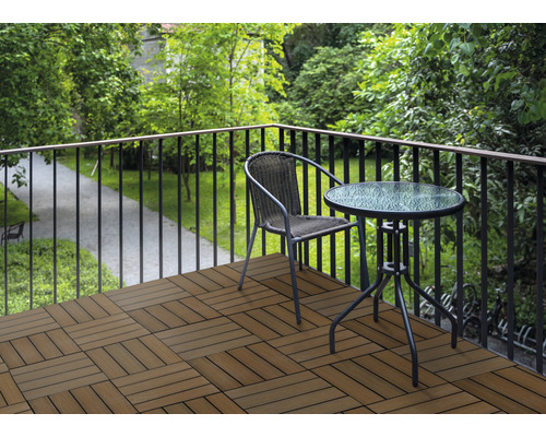 Terasa s terasovými dlaždicami, stoličkou a stolom na balkóne