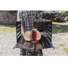 Muž štiepa drevo pomocou štiepačky