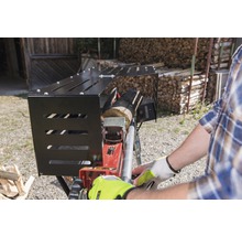 Štiepačka na drevo s osobou pri práci