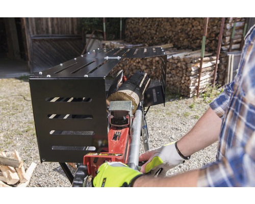 Štiepačka na drevo s osobou pri práci