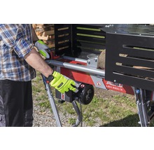 Osoba obsluhuje štiepačku na drevo od spoločnosti AL-KO.