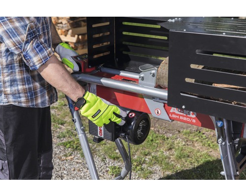 Osoba obsluhuje štiepačku na drevo od spoločnosti AL-KO.