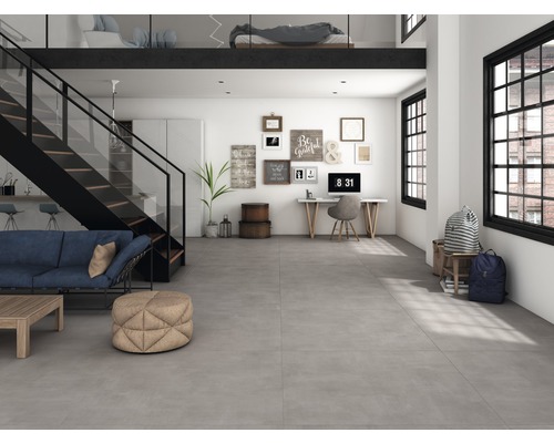 Obývacia izba so schodiskom, posedením a pracoviskom pri dennom svetle