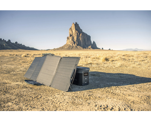 Prenosný solárny panel s generátorom energie v púštnej krajine.