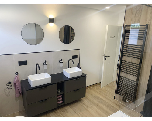 Moderná kúpeľňa s dvojitým umývadlom, zrkadlami a ohrievačom uterákov