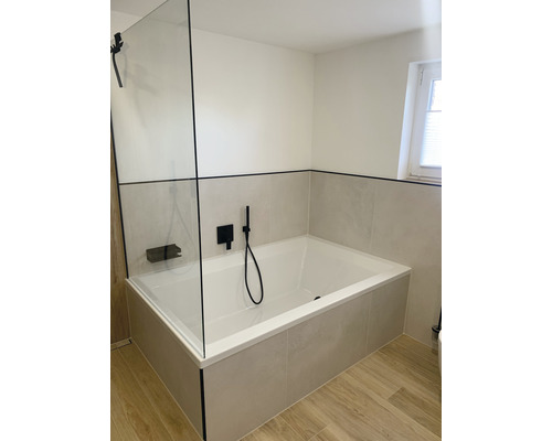 Kúpeľňa s vaňou, sprchovou zástenou a obkladmi