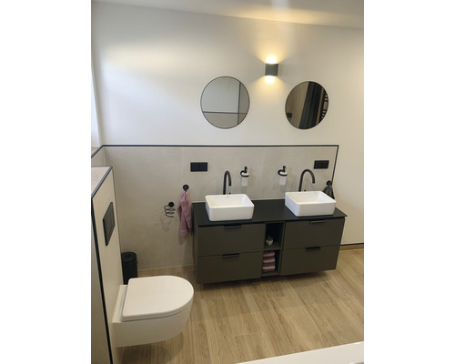 Moderná kúpeľňa s dvojitým umývadlom, okrúhlymi zrkadlami a nástennými svietidlami