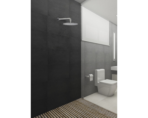 Moderná kúpeľňa so sprchou, toaletou a dreveným roštom