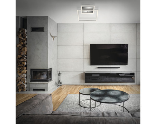 Moderná obývacia izba s krbom, televízorom a štvorcovým stropným svietidlom