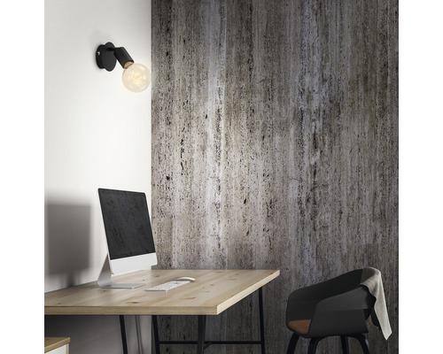 Pracovňa so stolom, počítačom, stoličkou a nástennou lampou