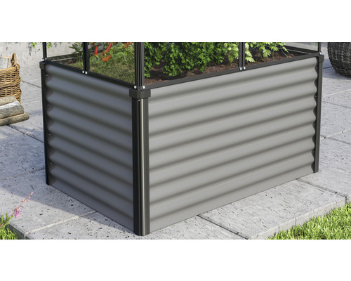 Vyvýšený záhon z vlnitého kovu v záhrade