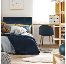 Detská izba s posteľou, stolom a stoličkou vo svetlom prevedení