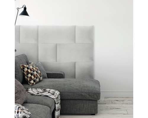 Čalúnený nástenný panel Kingston 30x60 cm svetlosivá Obývacia izba so sivou pohovkou, vankúšmi a čalúnenými stenovými panelmi pre štýlový interiér.