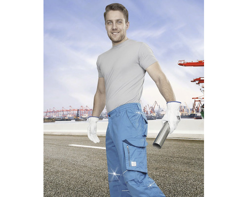 Muž v pracovnom odeve s pracovnými nohavicami, rukavicami a rúrkou