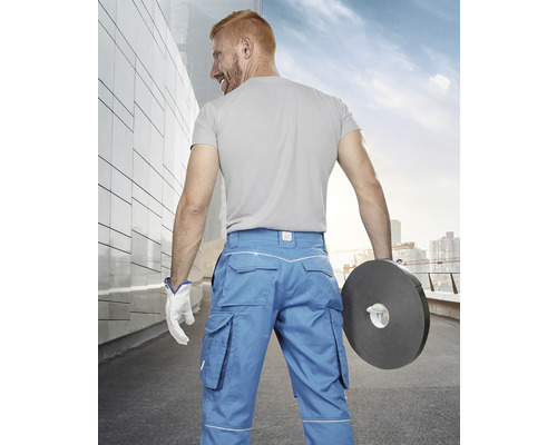 Muž v pracovnom odeve nesie rolu lepiacej pásky